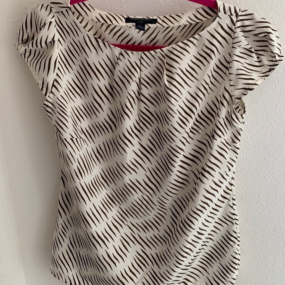 Banana Republic Safari pattern cream and brown cap sleeve blouse